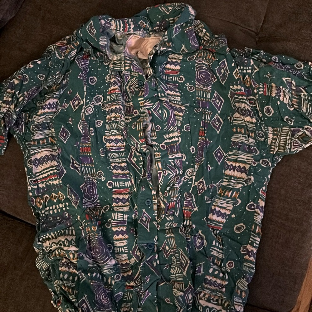 Vintage 80’s shirt with awesome design.  Size small.